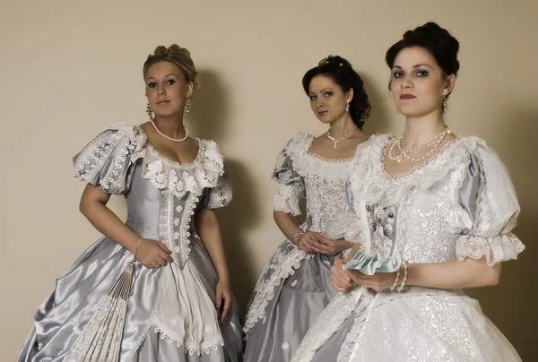 Trzy młode kobiety w suknie balowe — Zdjęcie stockowe