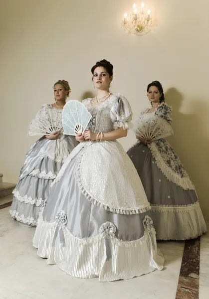 三名年轻女子在舞会晚礼服 — 图库照片