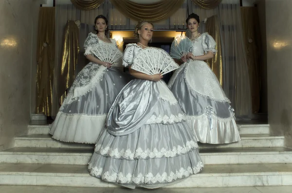 Три молодих жінки в бальних сукнях — стокове фото