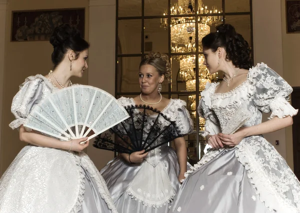 Tres mujeres jóvenes en vestidos de fiesta — Foto de Stock