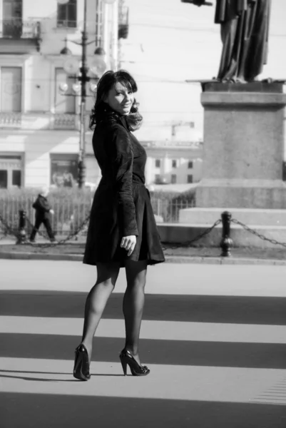 Mulher italiana bonita na rua da cidade — Fotografia de Stock