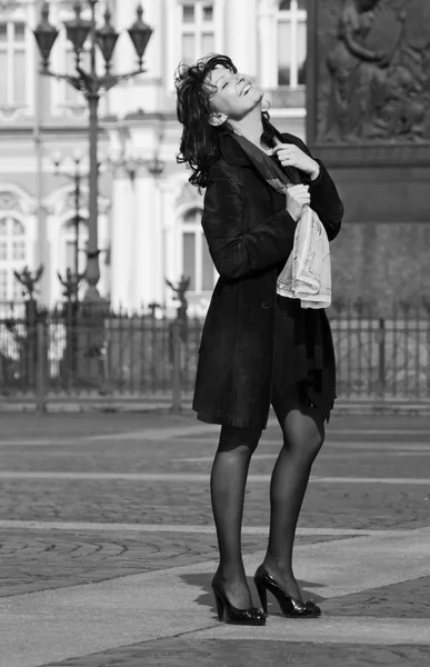 도시의 거리에서 아름 다운 이탈리아 여자 — 스톡 사진
