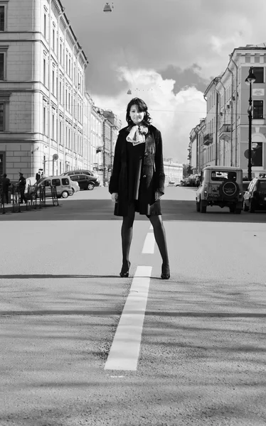 Beautiful italian woman on the city street — Stock Photo, Image