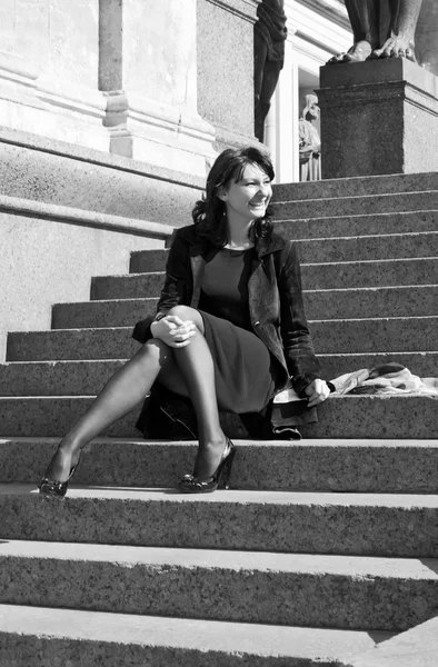 Mujer italiana sentada en escalones de piedra —  Fotos de Stock