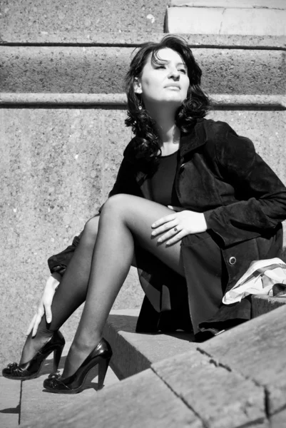 坐在石阶上的意大利女人 — 图库照片