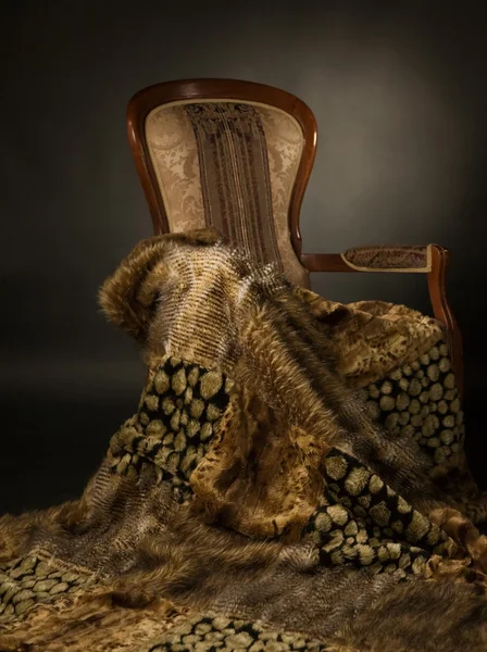 Elegante fauteuil met bont deken — Stockfoto