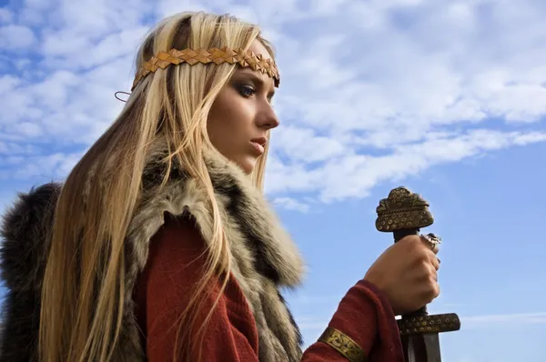 Viking meisje op een blauwe hemelachtergrond — Stockfoto