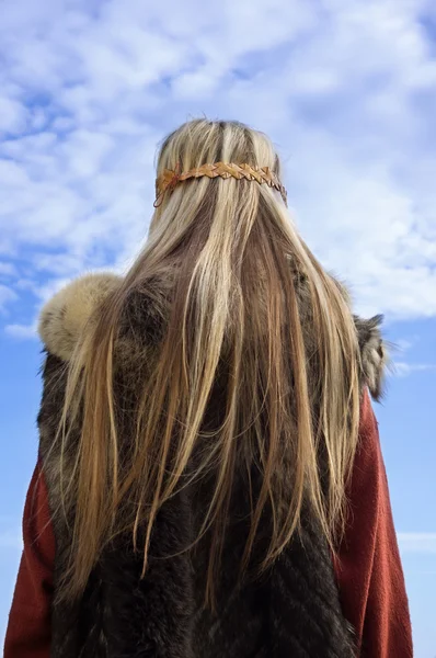 Viking meisje op een blauwe hemelachtergrond — Stockfoto