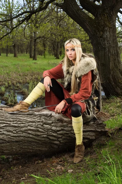 Viking kız ile bir tahta kılıç — Stok fotoğraf