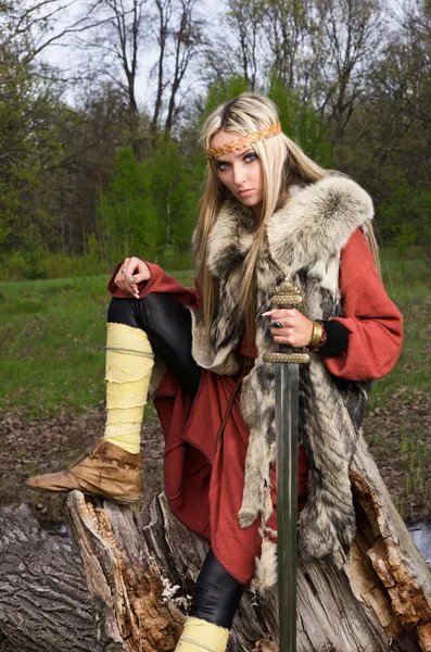Viking fille avec épée dans un bois — Photo