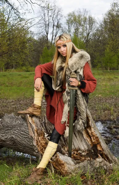 Viking menina com espada em uma floresta — Fotografia de Stock