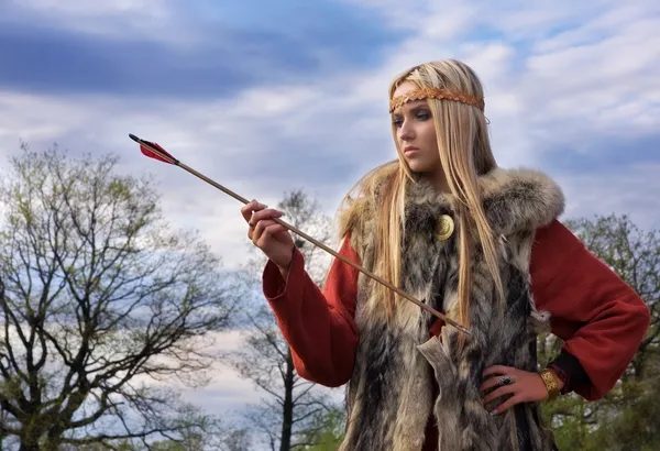Viking girl with arrow — Zdjęcie stockowe