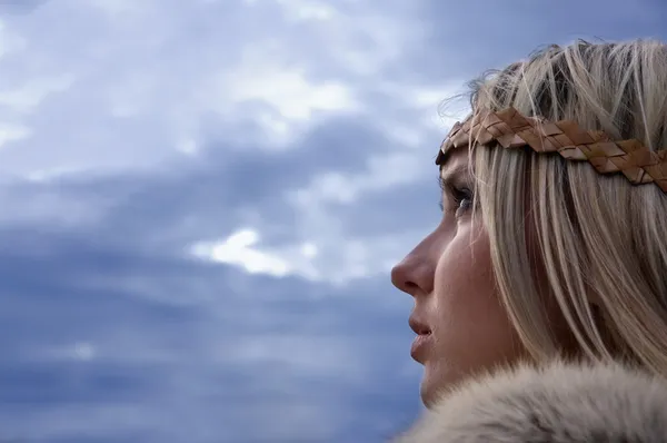 Viking κορίτσι σε φόντο σκοτεινό ουρανό — Φωτογραφία Αρχείου