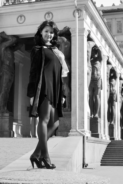 Beautiful italian woman on the old city street — Stock Photo, Image
