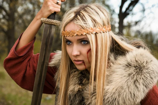 Viking děvče s mečem v mlze — Stock fotografie