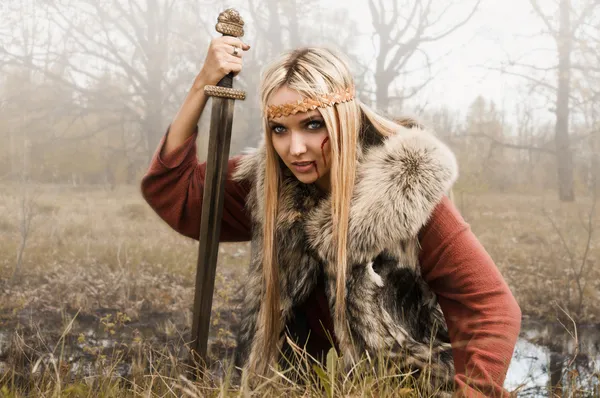 Viking meisje met zwaard in een dikke mist — Stockfoto