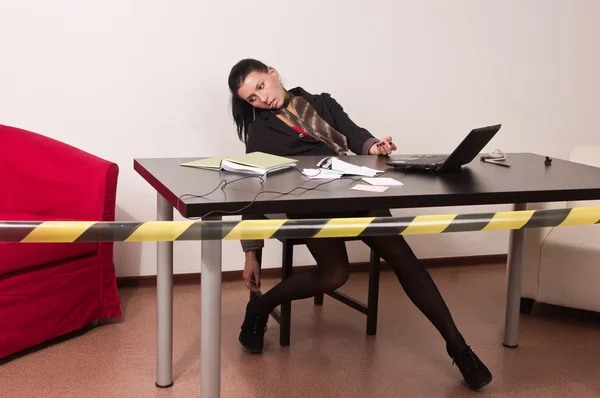 Plaats delict in een kantoor met dode secretaresse — Stockfoto
