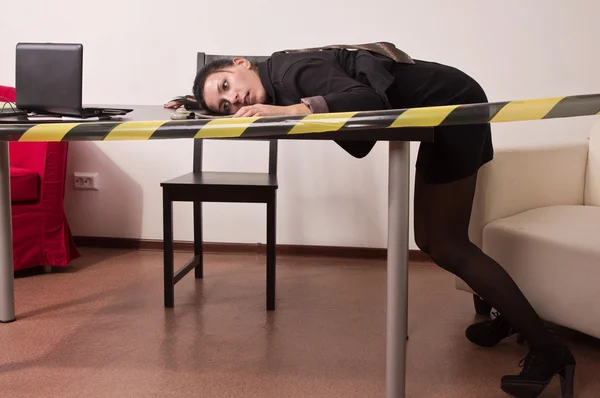 Cena do crime num escritório com a secretária morta — Fotografia de Stock