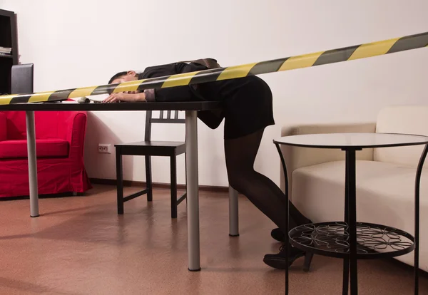 Escena del crimen en una oficina con secretaria muerta — Foto de Stock