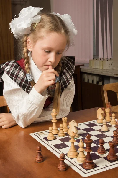 Küçük kız satranç oynuyor — Stok fotoğraf