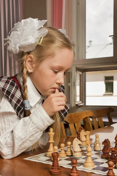 Niña juega al ajedrez — Foto de Stock