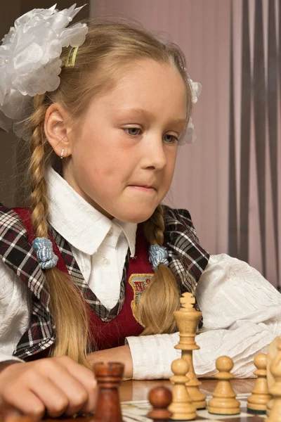 Little girl plays chess — Stock Photo, Image