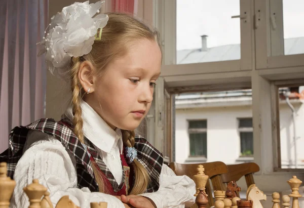 女の子はチェスをする — ストック写真