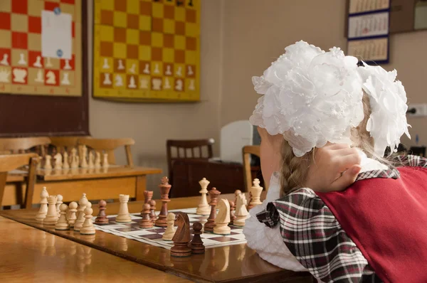 Little girl plays chess — Stock Photo, Image