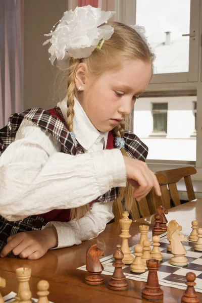 Kleines Mädchen spielt Schach — Stockfoto