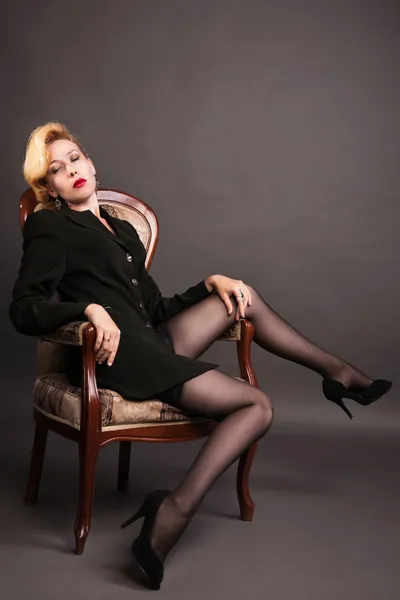 Hermosa mujer en un traje de negocios durmiendo en un sillón —  Fotos de Stock