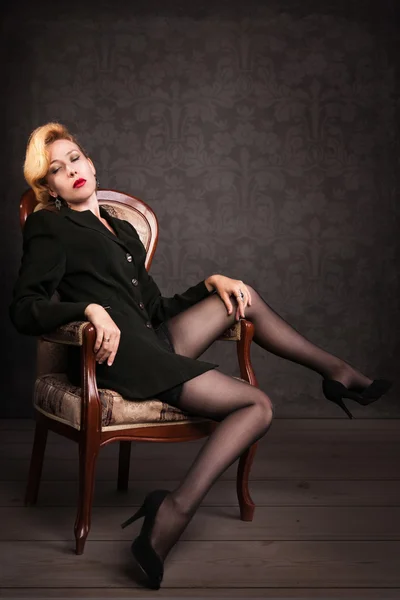 美しい女性、肘掛け椅子で眠っているビジネス スーツ — ストック写真