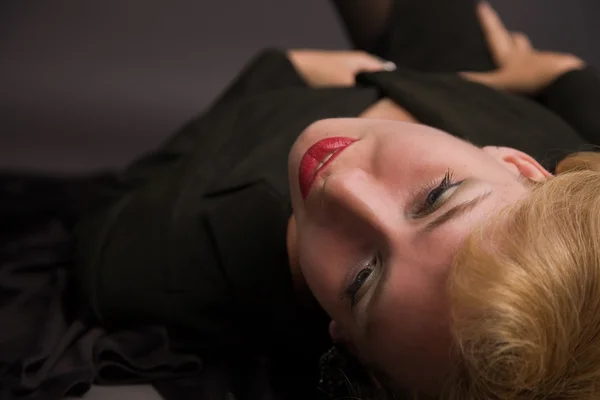 Blond kobieta leżący na podłodze — Zdjęcie stockowe