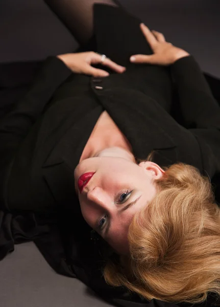 Блондинка, лежащая на полу — стоковое фото