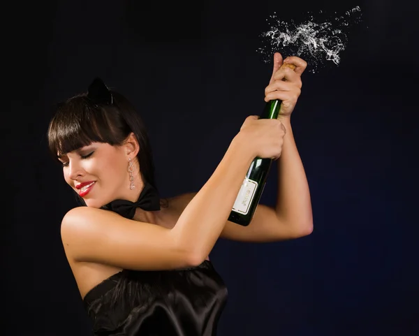 Mulher bonita com um champanhe buttle — Fotografia de Stock