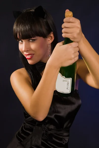 Krásná žena s Buttleho shampagne — Stock fotografie