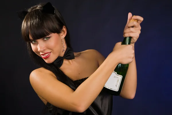 Piękna kobieta z buttle szampan — Zdjęcie stockowe