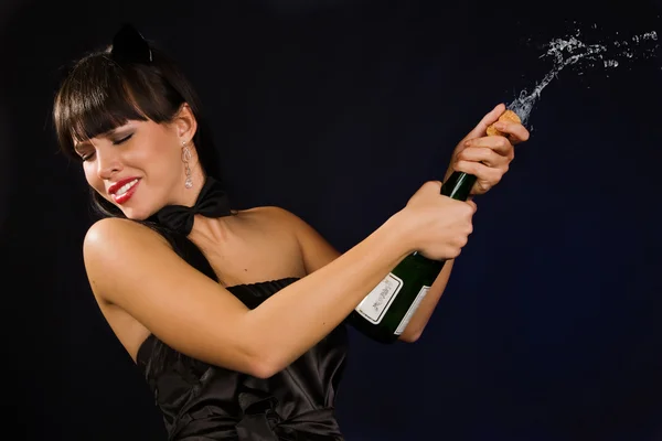 Belle femme avec un buttle shampagne — Photo