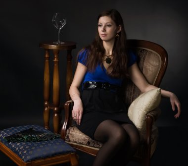 bir sandalyede oturan kadın portresi