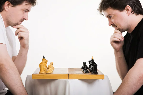 Zwei Männer spielen Schach — Stockfoto