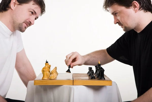 Двое мужчин играют в шахматы — стоковое фото