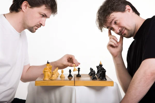 Iki adam bir satranç oynamak — Stok fotoğraf
