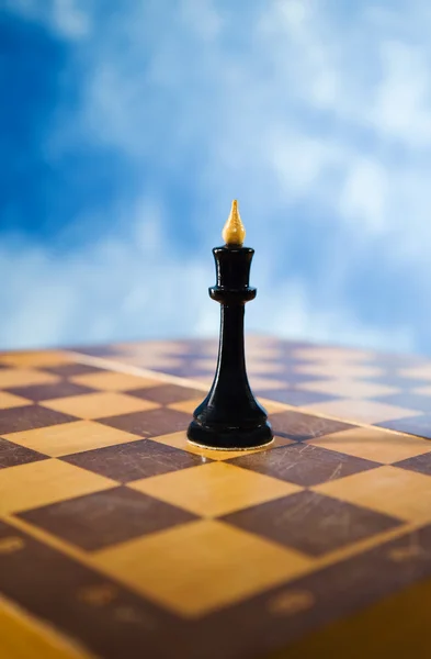 Figura de xadrez em um tabuleiro de xadrez — Fotografia de Stock