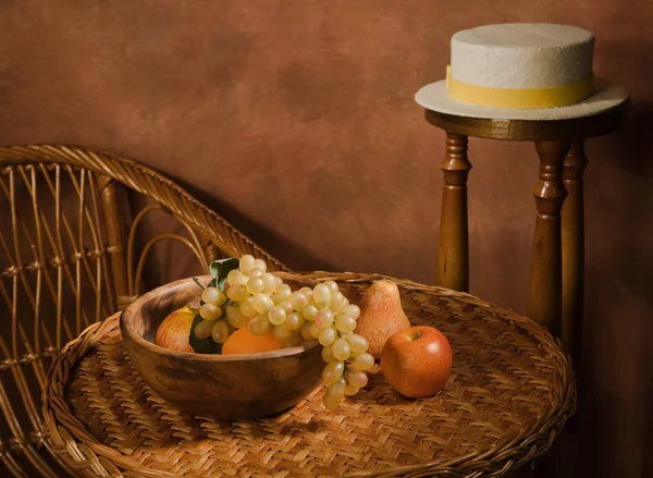 Натюрморт с фруктами в деревянной тарелке — стоковое фото