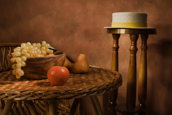 Gyümölcs, egy fából készült étel-val csendélet — Stock Fotó