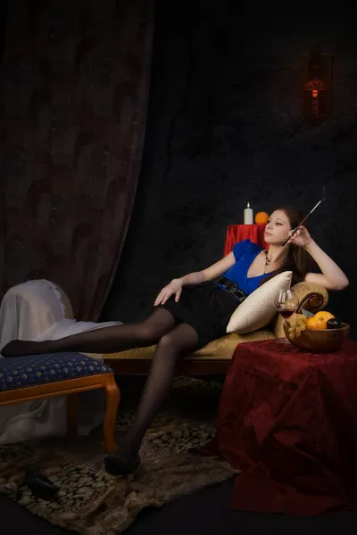 Vacker kvinna i en gotisk boudoir — Stockfoto