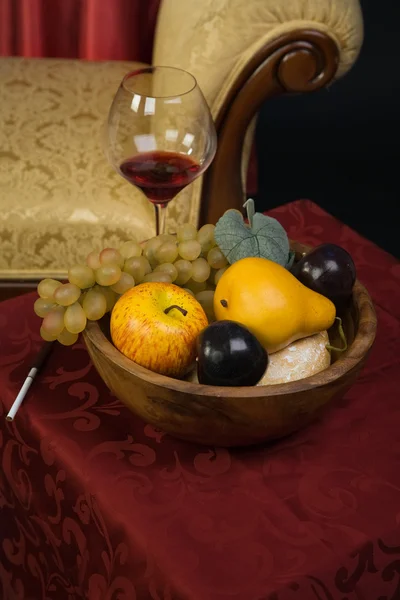 フルーツとワインのグラスのある静物 — ストック写真