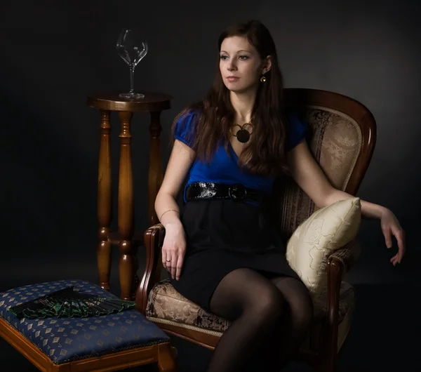 Porträt einer Frau auf einem Stuhl sitzend — Stockfoto