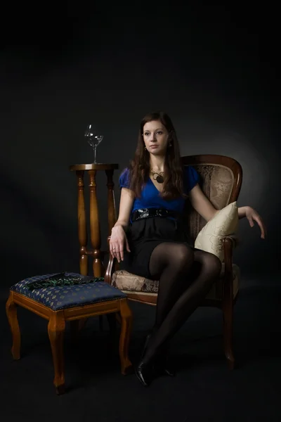 Portrait de femme assise dans une chaise — Photo
