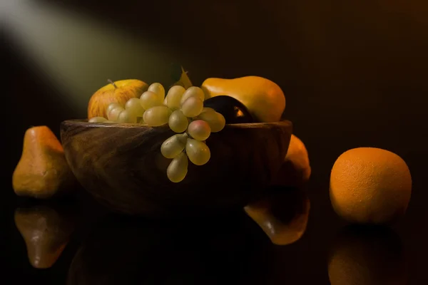 Stilleben med frukt i en trä skål — Stockfoto