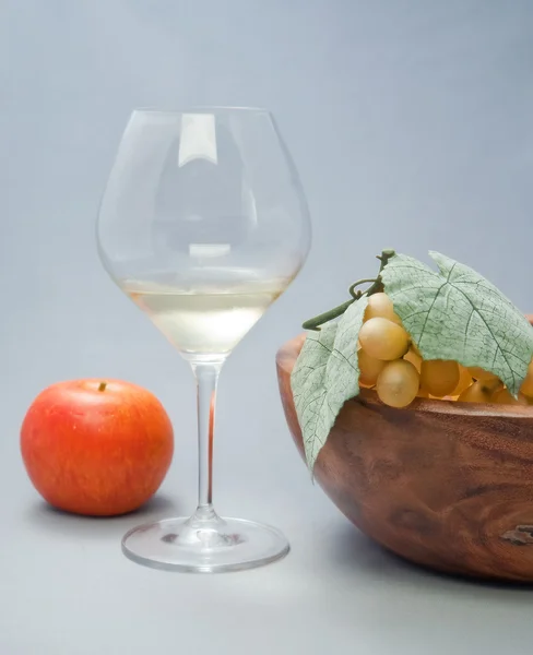 Nature morte avec verre de fruits et de vin — Photo